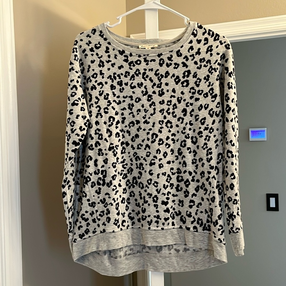 Women’s lightweight sweater, black & gray animal print size XS